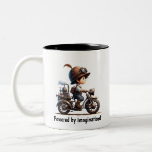 Ein junges glückliches Kind fährt ein Steampunk-Mo Zweifarbige Tasse