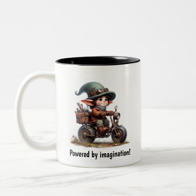 Ein junges glückliches Kind mit einem Steampunk-Mo Zweifarbige Tasse (Links)