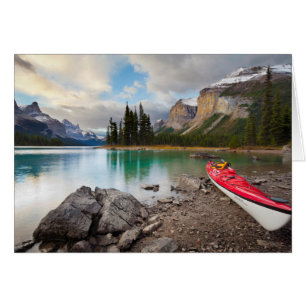 Ein Kajak an der Küste von Spirit Island