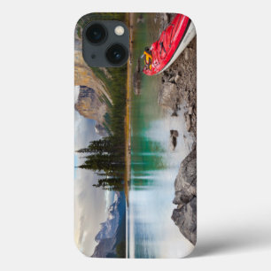 Ein Kajak an der Küste von Spirit Island iPhone 13 Hülle