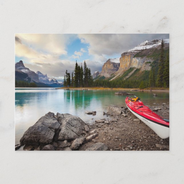 Ein Kajak an der Küste von Spirit Island Postkarte (Vorderseite)