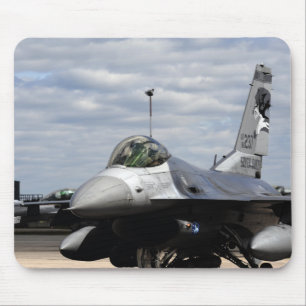 Ein kämpfender Falke F-16 Mousepad