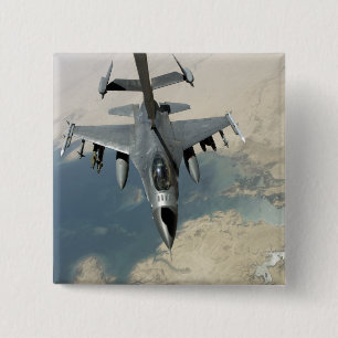 Ein kämpfender Falke F-16 tankt wieder Button