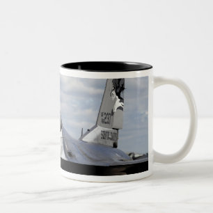 Ein kämpfender Falke F-16 Zweifarbige Tasse