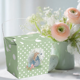 ein Kaninchenweibchen und ihr Babykaninchen auf ei Geschenkschachtel