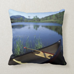Ein Kanu-Erholungen am Ufer des Little Long Pond Kissen
