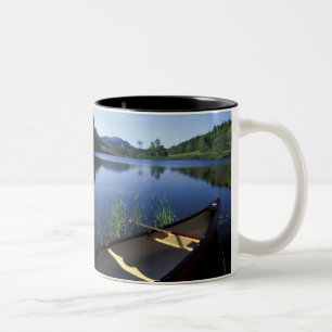 Ein Kanu-Erholungen am Ufer des Little Long Pond Zweifarbige Tasse