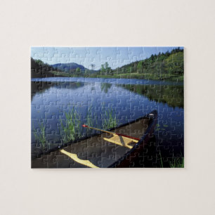 Ein Kanu ruht am Ufer des Little Long Pond Puzzle