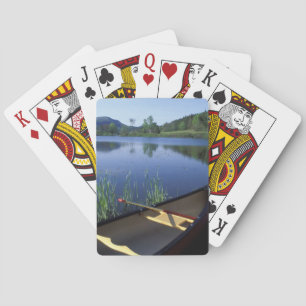 Ein Kanu ruht am Ufer des Little Long Pond Spielkarten