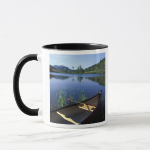 Ein Kanu ruht am Ufer des Little Long Pond Tasse