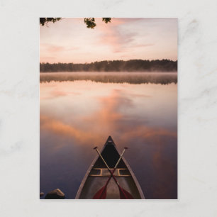 Ein Kanu ruht am Ufer des Pawtuckaway Lake Postkarte