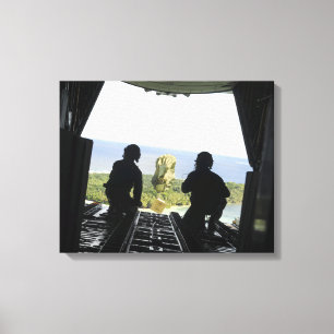 Ein Kasten humanitäre Waren Leinwanddruck