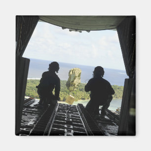 Ein Kasten humanitäre Waren Magnet