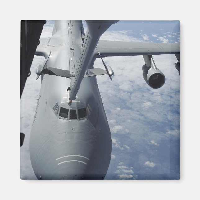 Ein KC-10-Extender bereitet sich darauf vor, eine  Magnet (Vorne)
