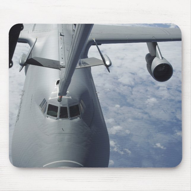 Ein KC-10-Extender bereitet sich darauf vor, eine  Mousepad (Vorne)