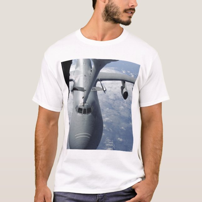 Ein KC-10-Extender bereitet sich darauf vor, eine  T-Shirt (Vorderseite)