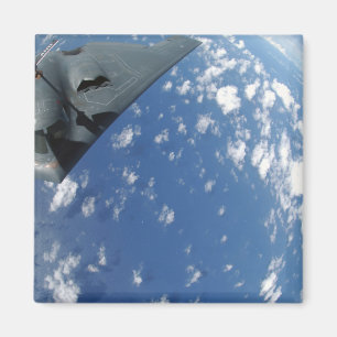 Ein KC-135 Stratotanker heizt einen B-2-Geist wied Magnet