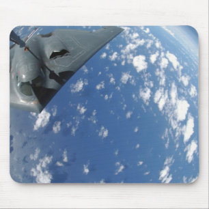 Ein KC-135 Stratotanker heizt einen B-2-Geist wied Mousepad