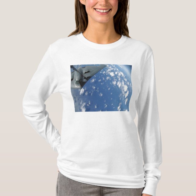 Ein KC-135 Stratotanker heizt einen B-2-Geist wied T-Shirt (Vorderseite)