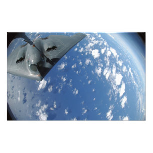 Ein KC-135 Stratotanker tankt einen Geist B-2 Fotodruck