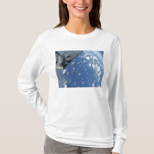 Ein KC-135 Stratotanker tankt einen Geist B-2 T-Shirt
