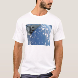 Ein KC-135 Stratotanker tankt einen Geist B-2 T-Shirt