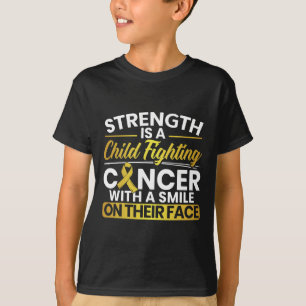 Ein Kind, das Krebs bekämpft, mit einem Lächeln au T-Shirt