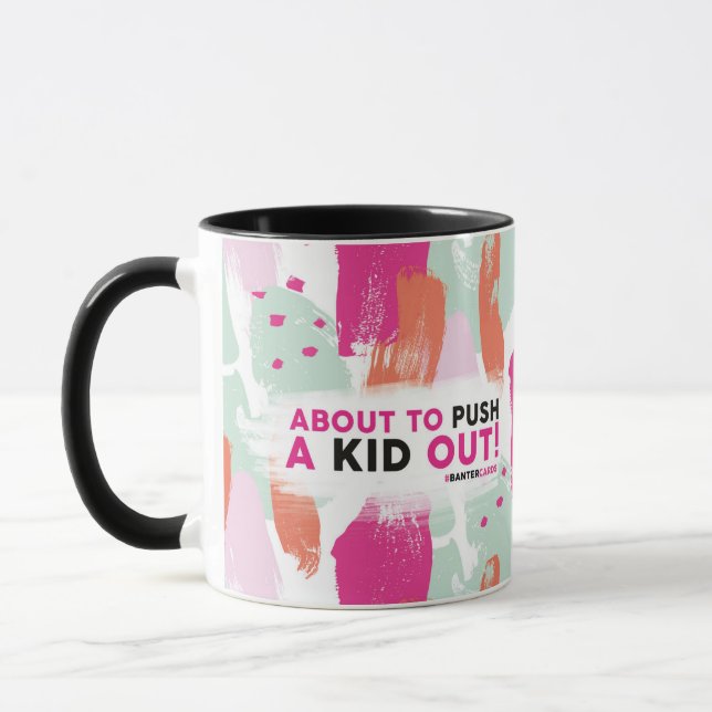 Ein Kind in die Tasse schieben (Links)
