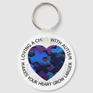 Ein Kind mit autistischem Schlüsselanhänger lieben