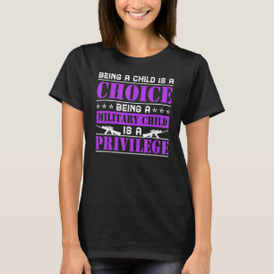 Ein Kind zu sein, ist eine Wahl, ein militärisches T-Shirt