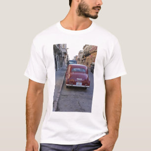Ein klassischer alter roter Peugeot, der auf einer T-Shirt