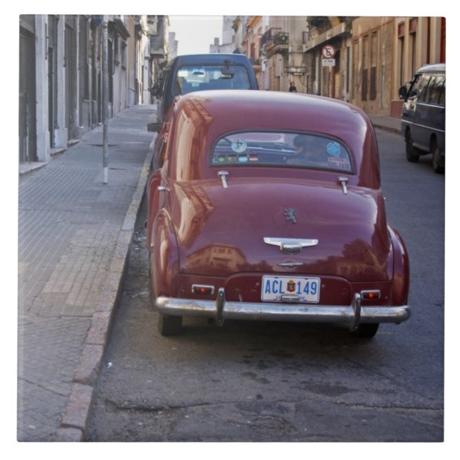 Ein klassisches altes Peugeot-Auto auf einer Straß Fliese (Vorderseite)