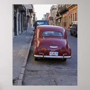 Ein klassisches altes Peugeot-Auto auf einer Straß Poster