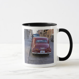 Ein klassisches altes rotes Peugeot-Auto, das auf  Tasse