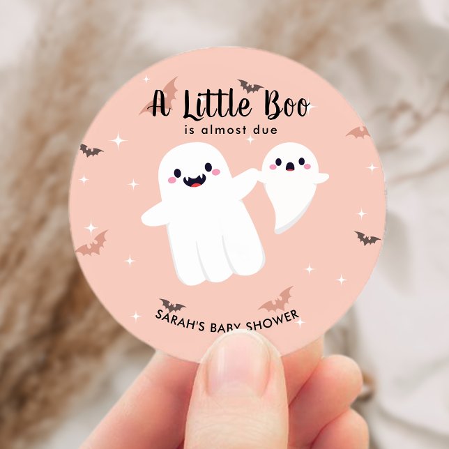 Ein kleiner Boo ist fast das passende Baby Duschko Runder Aufkleber (A Little Boo Is Almost Due Baby Shower Ghost Classic Round Sticker)