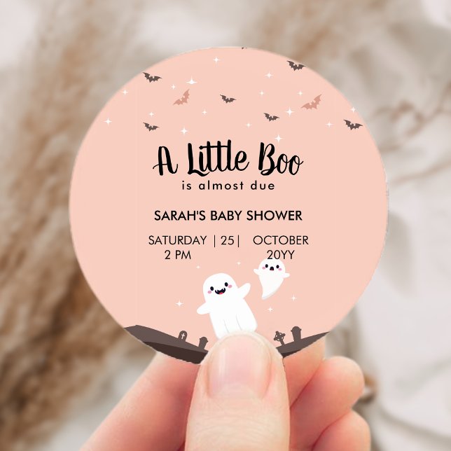 Ein kleiner Boo ist fast das passende Baby Duschko Runder Aufkleber (A Little Boo Is Almost Due Baby Shower Ghost Classic Round Sticker)