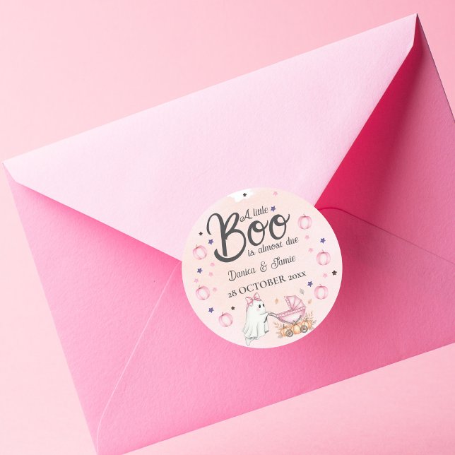 Ein kleiner Boo ist fast die richtige Pink-Babydus Runder Aufkleber (A Little Boo Is Almost Due Pink Baby Shower Classic Round Sticker)