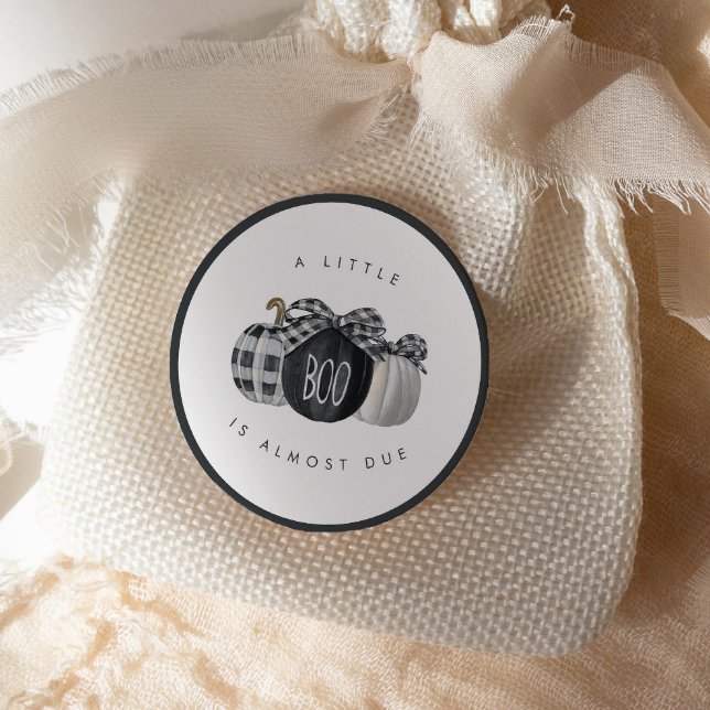 Ein kleiner Boo ist fast fällig! Neutrale Babydusc Runder Aufkleber (Von Creator hochgeladen)