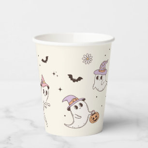 Ein kleiner Boo ist fast gerade wegen Halloween-Ki Pappbecher