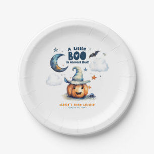 Ein kleiner Boo ist fast gerade wegen Halloween-Ki Pappteller