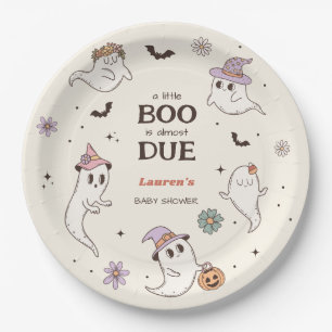 Ein kleiner Boo ist fast gerade wegen Halloween-Ki Pappteller