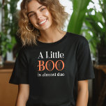 Ein kleiner Boo ist fast wegen Halloween T-Shirt<br><div class="desc">Ein Little Boo ist fast das richtige Shirt für Mami-to-be- oder Gender-Herberge, Herbstschwangerschaft oder Halbzeitdusche. "A Little Boo is fast due" ist in spoky cobweb Lettern in Orange und Weiß geschrieben. Wenn Sie gewollt haben, die Farben zu ändern, können Sie das Design-Tool verwenden. Die Koordination der Einladungen und die tägliche...</div>