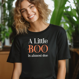 Ein kleiner Boo ist fast wegen Halloween T-Shirt