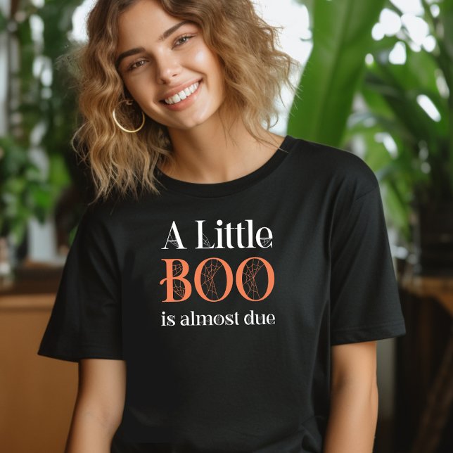 Ein kleiner Boo ist fast wegen Halloween T-Shirt (Halloween shirt with A Little Boo is Almost  Due for gender reveal, baby shower hostess ..)