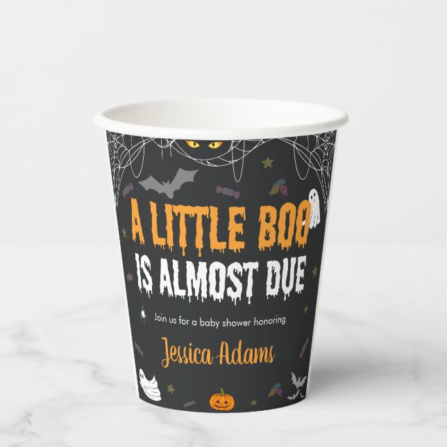 Ein kleiner Boo ist fast zu Halloween-Kinderdusche Pappbecher (Vorderseite)