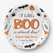 Ein kleiner Boo ist fast zu Halloween-Kinderdusche