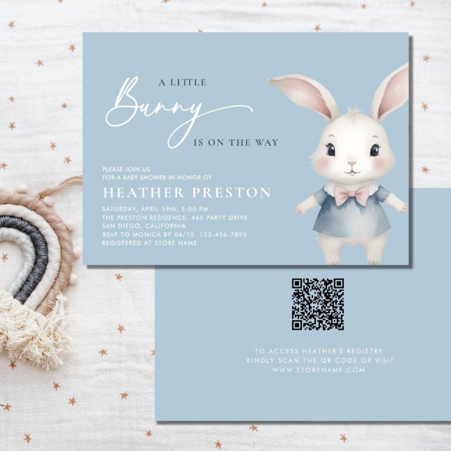 Ein kleiner Bunny Boy Dusty Blue QR Baby Shower Einladung (Von Creator hochgeladen)