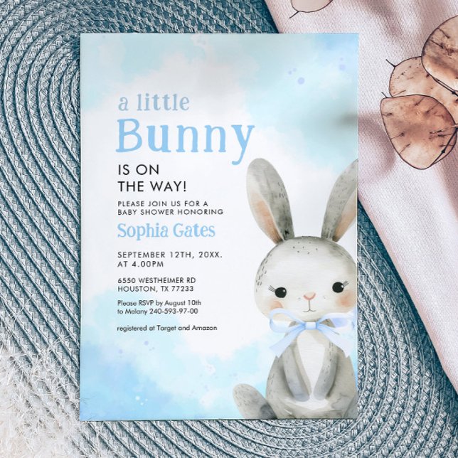 Ein kleiner Bunny ist auf der Way Boy Baby Dusche Einladung (Von Creator hochgeladen)