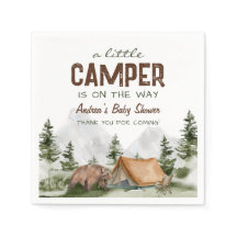 Ein kleiner Camper befindet sich auf dem Weg Baby 