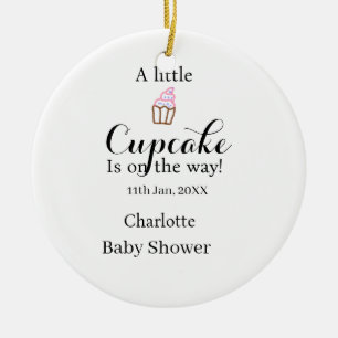 Ein kleiner Cupcake ist auf dem Weg Baby Shower Na Keramik Ornament